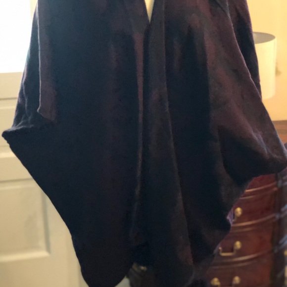 Shawl or Capelet - Picture 10 of 15